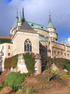 Bojnice城堡教堂的秋天景色城堡是斯洛伐克最著名的城堡图片