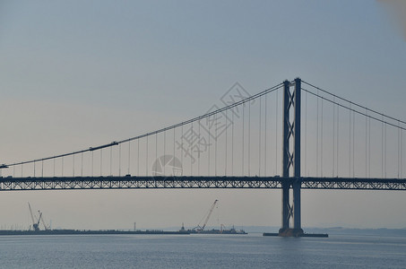 苏格兰海上的大型高悬索桥图片