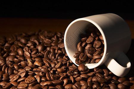 咖啡时间一个咖啡杯加咖啡豆图片