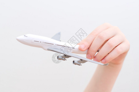 拿着模型飞机的儿童手图片