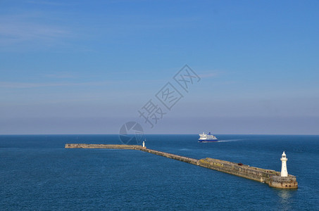 英国多佛港有船的白色灯塔图片