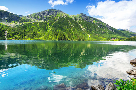 海湖中塔特拉山的图片