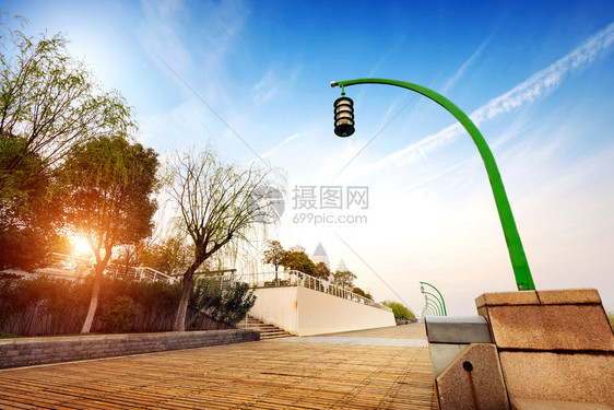 城市公园木板路上海的黄浦江图片