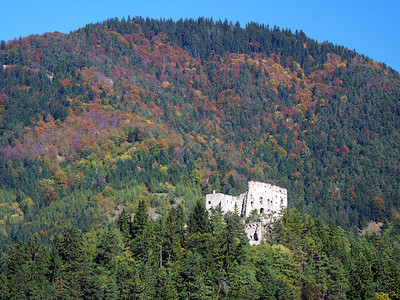 被毁的Likava城堡隐藏在森林深处这座城堡废墟广为人知图片