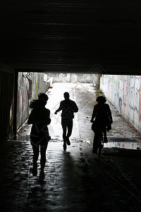 丹麦一座桥下的人物剪影背景图片