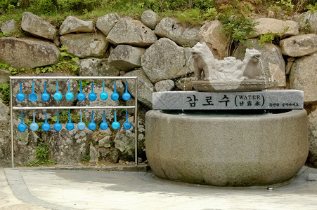 韩国雪岳山免费饮用圣水勺图片