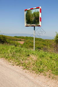 道路盲道上的镜像标志图片