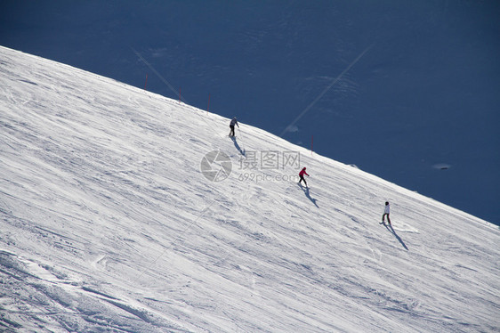 滑雪者在滑雪胜地下坡俄罗斯索契卡拉斯雅波利亚纳图片