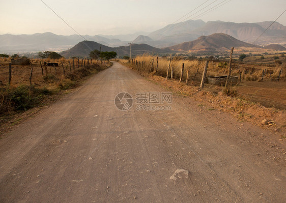 孤独的路新建公路直路图片