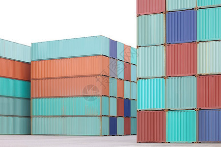 货物集装箱堆装在货船海港码图片