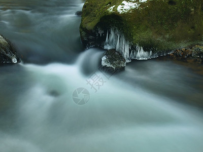 冬季山溪深冷的寒水长的薄冰柱挂图片