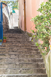在意大利波西塔诺的狭窄小巷里石块踏上一条图片