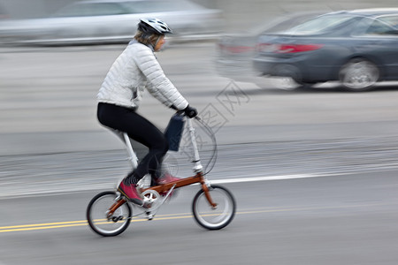 城市公路运动的交通图片