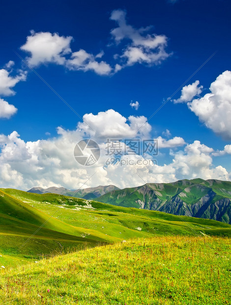 青山和天空与云彩夏天风景图片