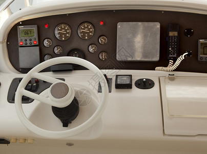 摩托艇驾驶舱的仪表板和方向盘图片