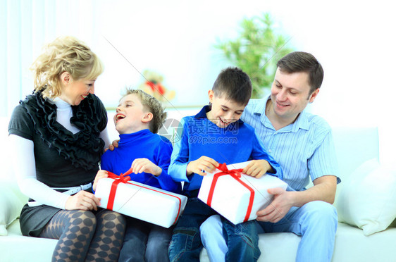 幸福的家庭打开圣诞礼物图片