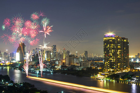 烟花与Bangkok城市风景河流视图在黄昏图片