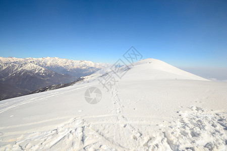 从山顶鸟瞰美妙的高山风景背景是高山图片