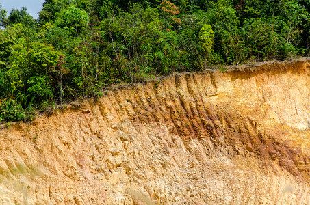 土壤层前装载机剥离了小山的所有侧面图片素材