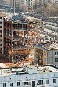 拆除莫斯科城市街道上旧公寓房图片