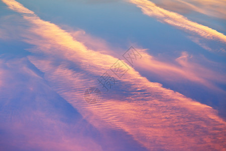 蓝色春天空中的卷云粉红色日落云图片
