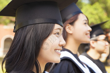 在仪式上结业的漂亮女大学毕业图片