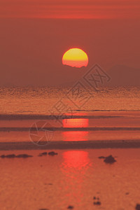 红日落在海面上有金背景图片