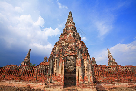 泰国Ayutthaya历史公园的WatChaiwattatnaram对抗蓝天古老寺图片