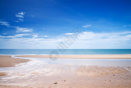 阳光明媚的日子里的热带白色沙滩图片