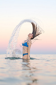 水中挥舞头发的女人图片