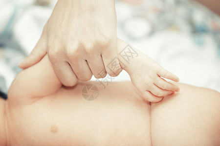 护士给婴儿按摩的手图片