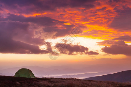 在山风景的雄伟日出山顶上的孤独帐篷阴天喀尔巴阡图片