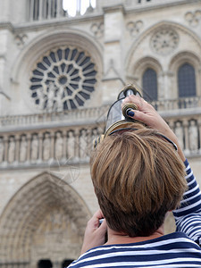 在法国巴黎圣母教堂通过Luuppe寻找的年轻女旅游者图片