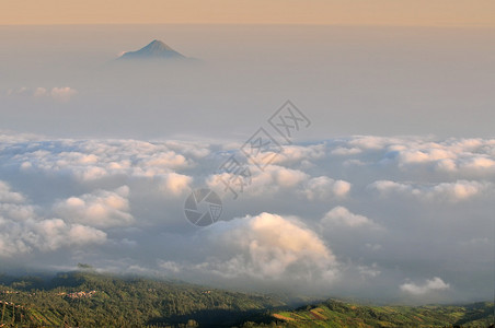 BromoTenggerSemeru公园日落山丘和山丘图片