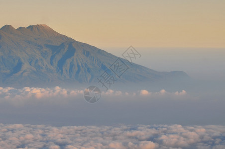 BromoTenggerSemeru公园日落山丘和山丘图片