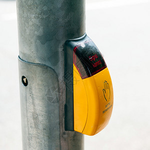 黄色按钮德国版本的行人横跨街口按钮图片