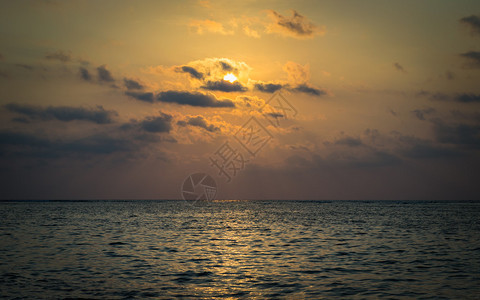 傍晚阳光下的大海风光图片