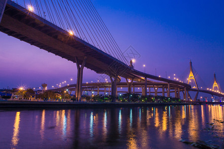 BhumibolII桥夜视图片