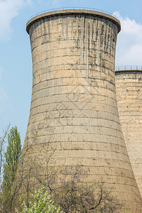 废弃的核电站冷却塔图片