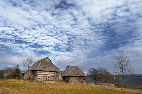 山村中古老木制房屋的秋天风景喀尔巴阡图片