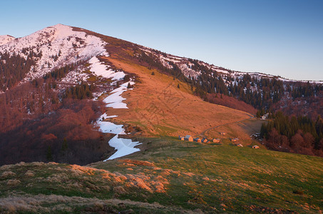 在山的春天风景夕阳的黄昏山坡上的最后一场雪喀尔巴阡山脉图片
