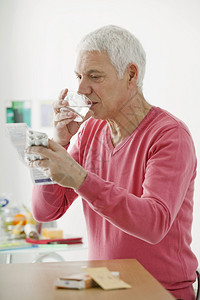 胆固醇治疗老年人图片