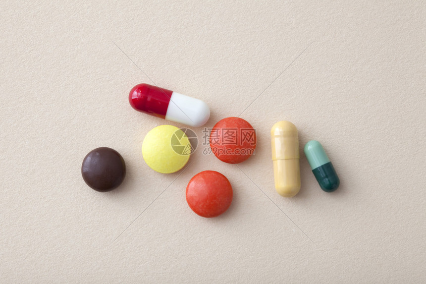 桌子上的不同药丸高清图片下载-正版图片507137301-摄图网