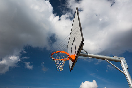 篮球环绕着美丽蓝色的夏日天空与一些飞散图片