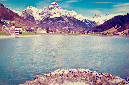 雪峰阿尔卑斯山背景下的池塘Insta图片