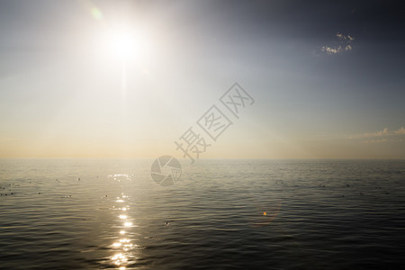 美丽的海上日出平静图片