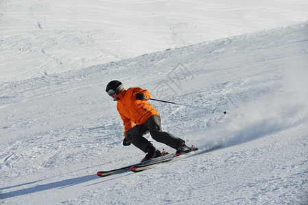 山上滑雪冬天寒雪图片