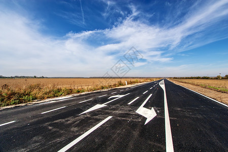 新的柏油路和天空图片