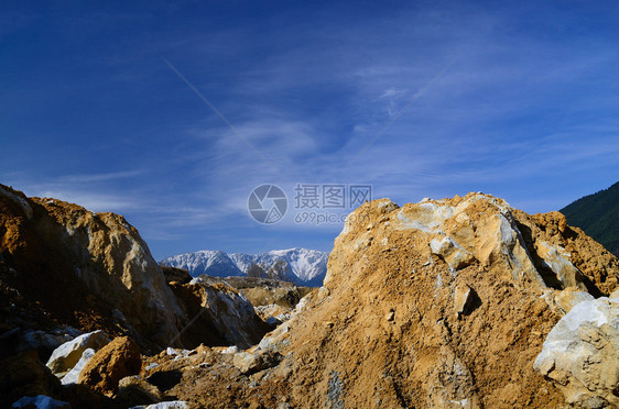 在山中大采石场雪山图片