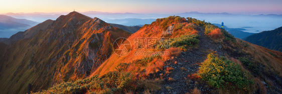 黎明的早晨风景山地全景与太阳升起的温暖光照喀尔巴阡山脉图片